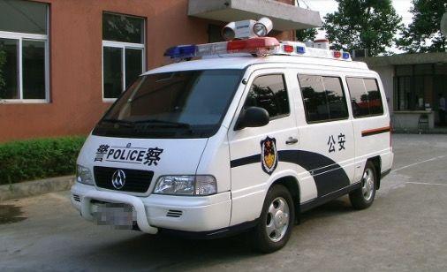 老婆混迹舞厅，老公嫌她放荡想离婚，争吵时撕开她衣服一瞧，自首