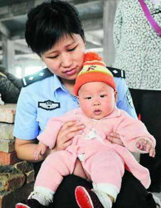 16年前,汶川女警揭衣露乳哺育9婴,归来连升四级,最后结局泪目