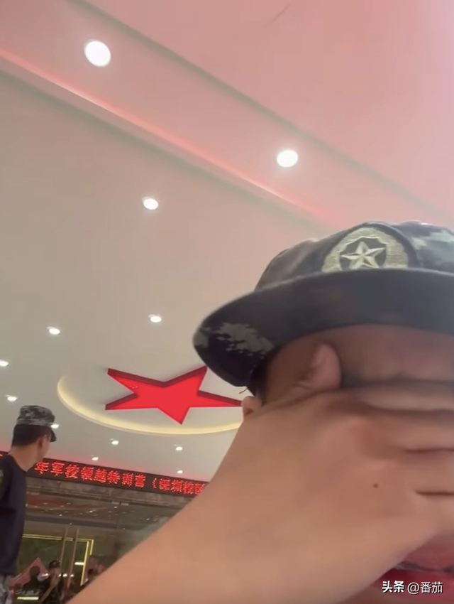 黄伊汶暑假送儿子到深圳军训，8岁儿子日晒雨淋，出营后当场痛哭