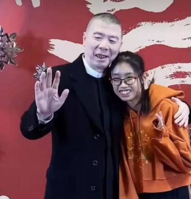 冯小刚：抛弃结婚15年的原配，40岁娶小10岁徐帆，63岁至今不生娃