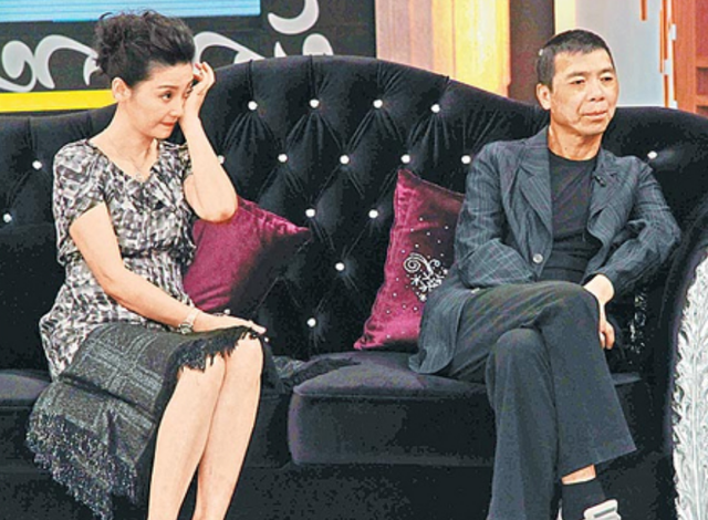 冯小刚：抛弃结婚15年的原配，40岁娶小10岁徐帆，63岁至今不生娃