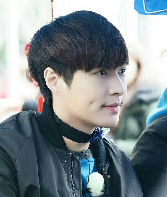 小酒窝长睫毛，是你最美的记号