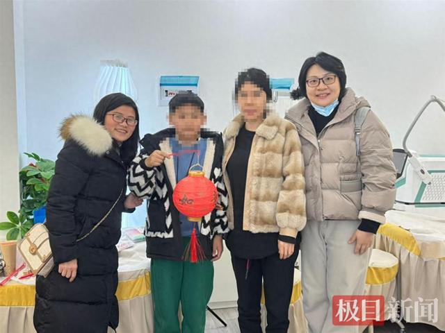 元宵前夕，武汉一小学的教师们提着灯笼家访学生