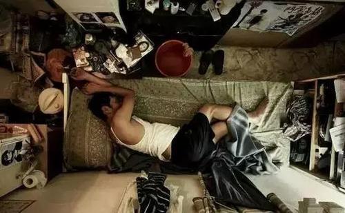 香港“棺材房”——繁荣景象背后的荒芜,网友称:令人窒息