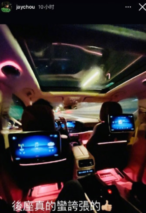 41岁周杰伦晒百万豪车，5岁女儿罕露面，坐后座气质超像昆凌