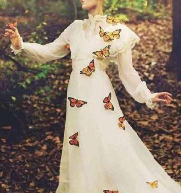 美国一女子患怪病，没头发、没牙齿被逐出家门，最后成世界超模