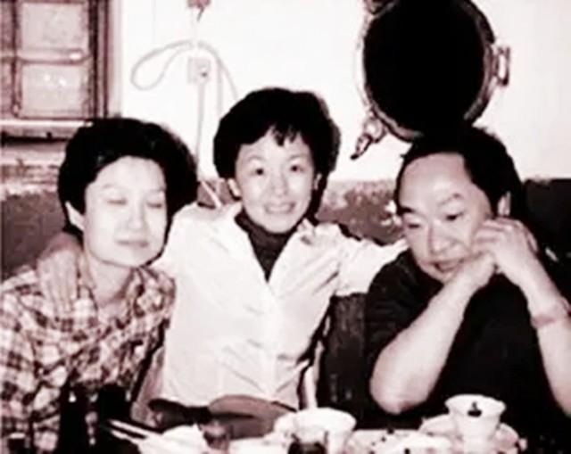 外界评价古龙：“身高156公分，头大如斗，其貌不扬”