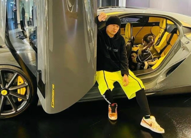 41岁周杰伦晒百万豪车，5岁女儿罕露面，坐后座气质超像昆凌