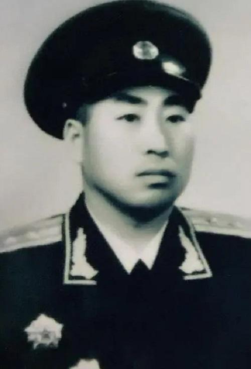 1943年八路军政委秦光重伤，心生一计倒地装死，成功躲避日寇搜查