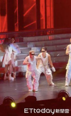 直击/朴春胸前险露点⋯ CL见状「紧抓领口」保护她:现在去后台!