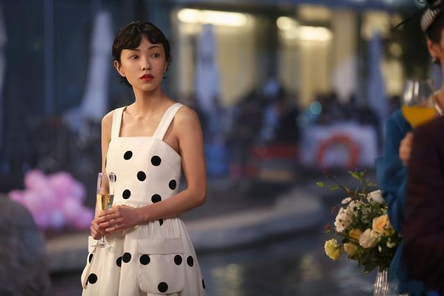 《喜宝》原著:离婚20年后跳楼自杀,她撕开了单亲妈妈最苦一面