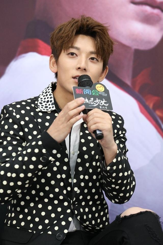 被偶像公主抱是什么滋味?旋风一般的感觉~