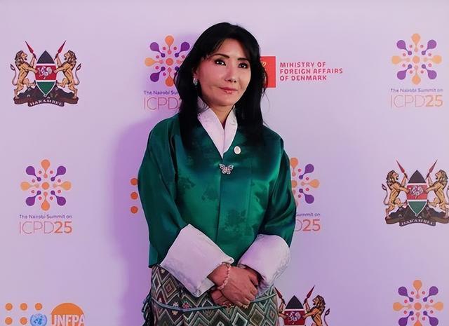 不丹老国王好福气：娶4位亲姐妹为妻，4位王母凤眼迷人比佩玛还美