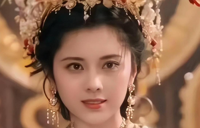 72岁朱琳现身，容貌变化惊为天人，“女儿国国王”果然名不虚传