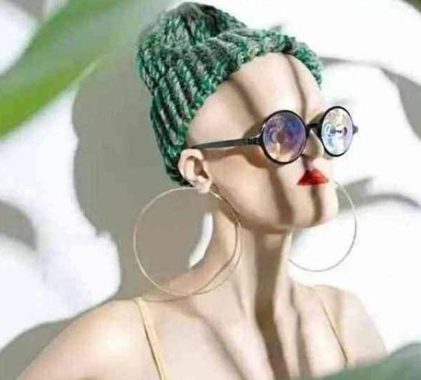 美国一女子患怪病，没头发、没牙齿被逐出家门，最后成世界超模