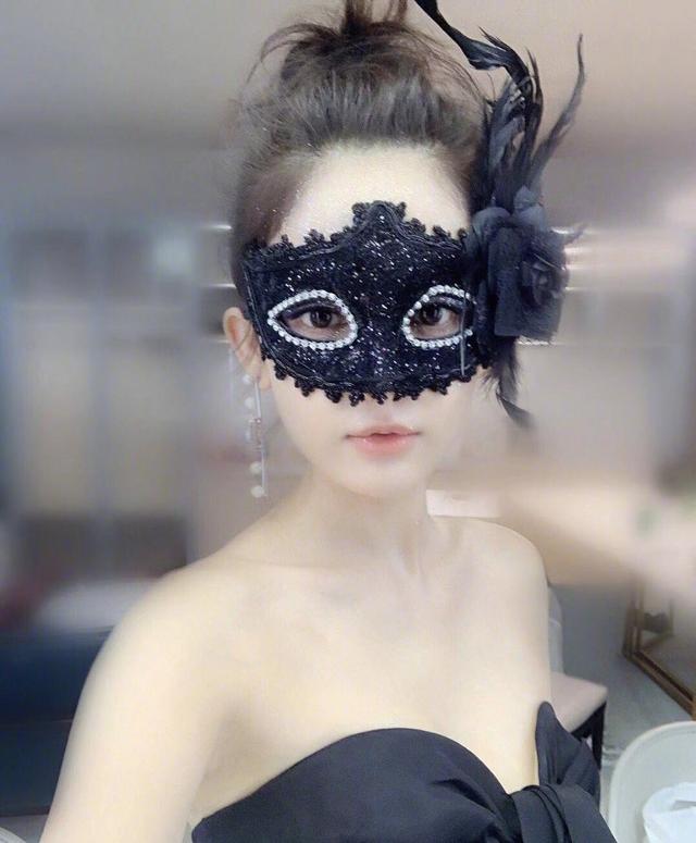娜扎戴面具秀香肩性感诱人,要是演技能赶上颜值就好了