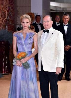 朋克女王(王妃夏琳惊变朋克私生子成群她怒了,湿身哲学掌权术)