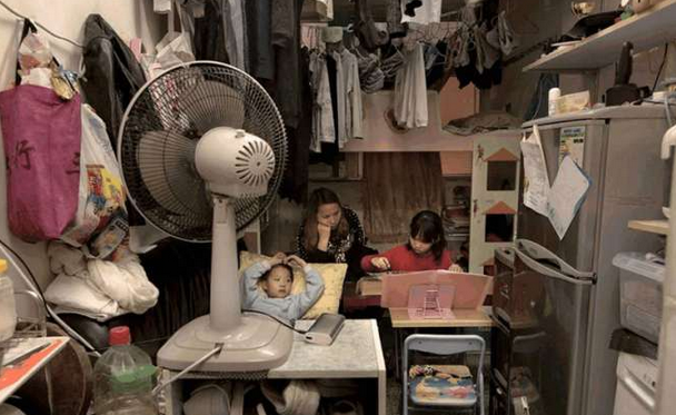 香港“棺材房”——繁荣景象背后的荒芜,网友称:令人窒息