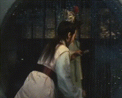 五版晴雯撕扇,有人在撕扇,有人像大小姐,有人像凶婆娘?