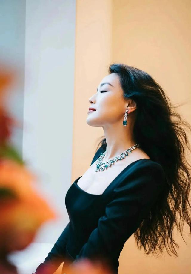 舒淇成名史：19岁全裸写真，20岁一脱成名，性感女神崛起之路