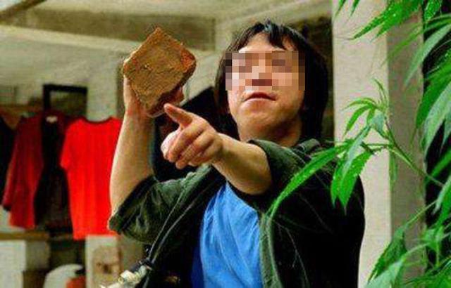 老婆混迹舞厅，老公嫌她放荡想离婚，争吵时撕开她衣服一瞧，自首