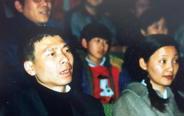 冯小刚：抛弃结婚15年的原配，40岁娶小10岁徐帆，63岁至今不生娃