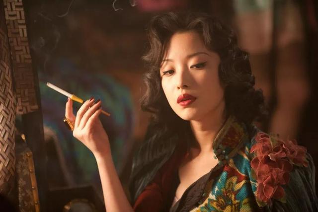 32岁的倪妮,花10年自救已成功一半,只因报恩张艺谋被连累