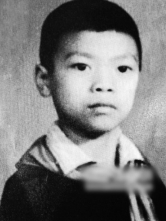 冯小刚：抛弃结婚15年的原配，40岁娶小10岁徐帆，63岁至今不生娃