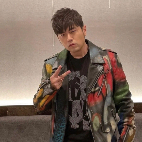 41岁周杰伦晒百万豪车，5岁女儿罕露面，坐后座气质超像昆凌