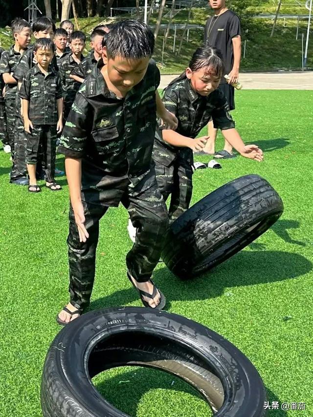 黄伊汶暑假送儿子到深圳军训，8岁儿子日晒雨淋，出营后当场痛哭