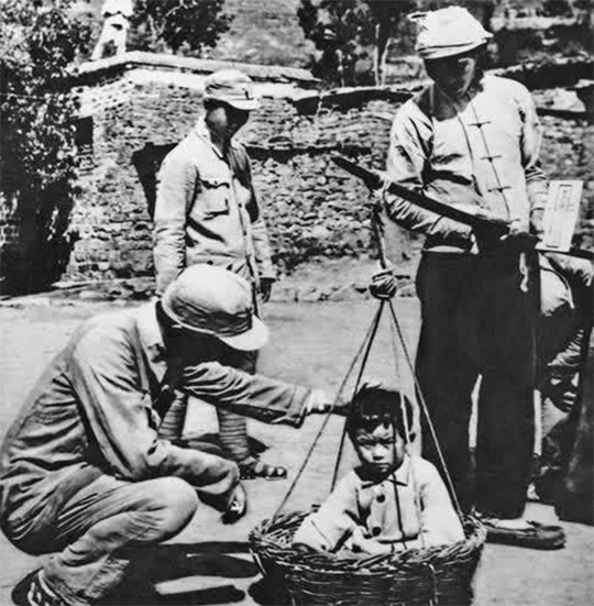 1986年于德水以寻亲代表团长赴日本，最终拒绝挽留回到养父母身边