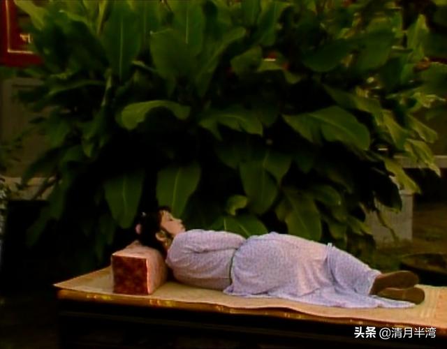 五版晴雯撕扇,有人在撕扇,有人像大小姐,有人像凶婆娘?