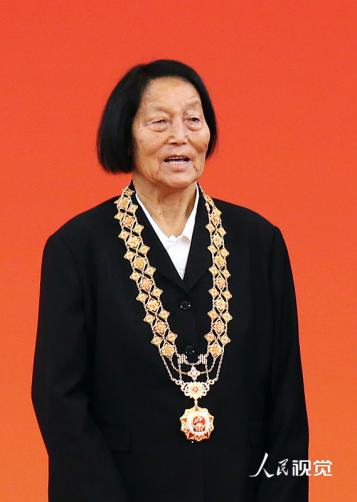 农民申纪兰:“大脚新娘”终身没生育,识字不多推辞做官机会,自称“清清白白老婆子”