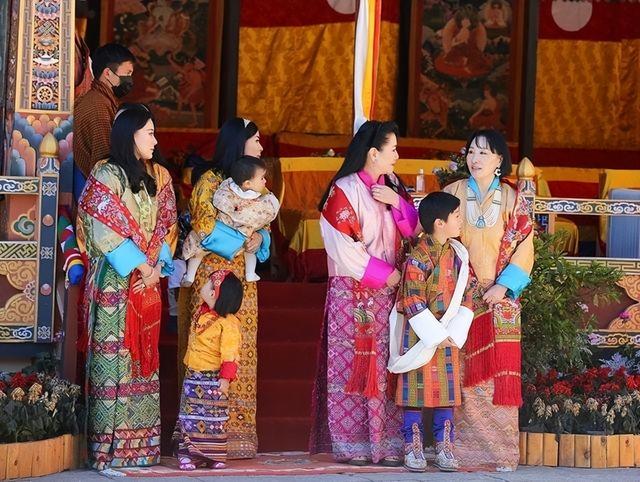不丹老国王好福气：娶4位亲姐妹为妻，4位王母凤眼迷人比佩玛还美