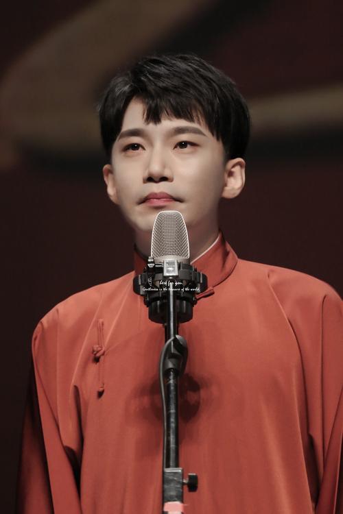 曝何九华出轨！与美女车内拥吻摸黑独处3小时，曾疑似遭王鸥逼婚