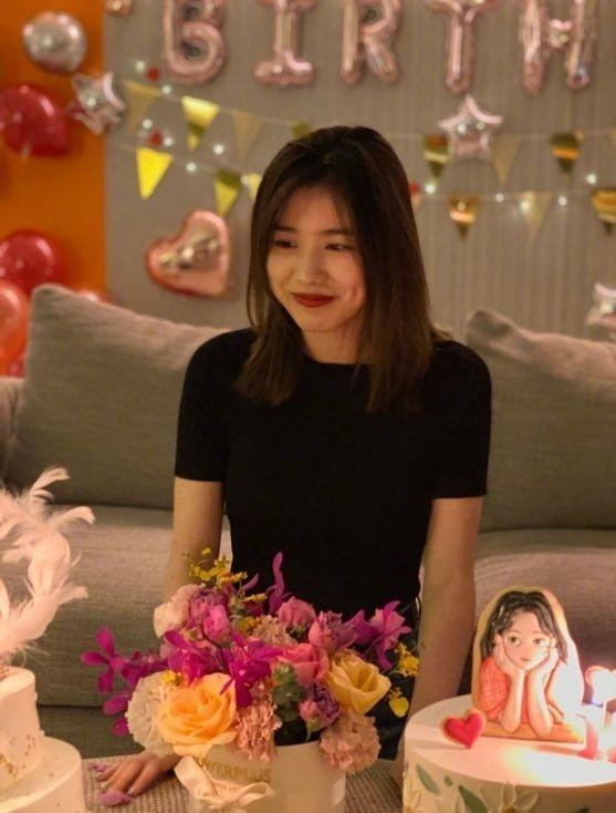 黄多多深夜抹红唇自拍,16岁的她打扮越来越成熟,个性十足