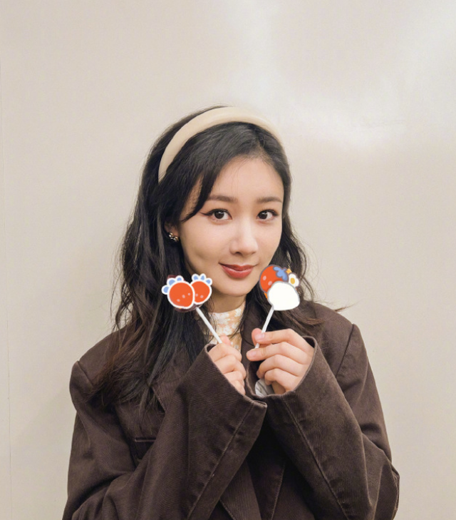 杨紫30岁生日晒出14张照片庆生，脸长山根粗壮，网友热议撞脸那英