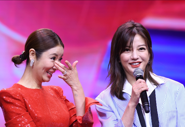 赵薇提交文件揭露前夫谎言，公开离婚日期，黄有龙涉嫌信披违规