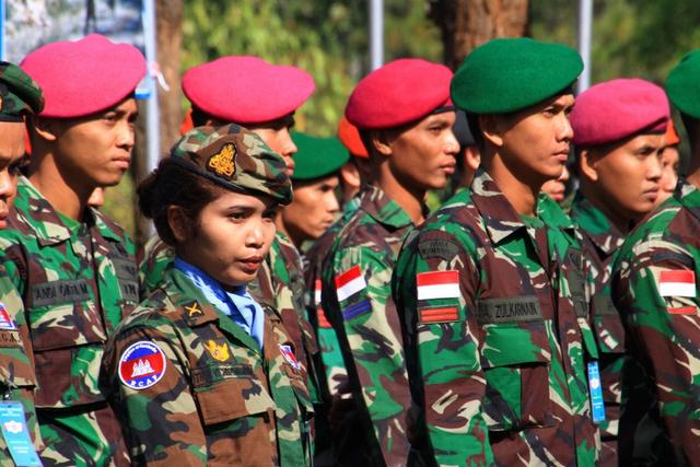 哪个亚洲国家的女兵最妖艳？不要被日本AV女星的征兵广告欺骗了