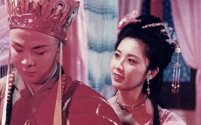 72岁朱琳现身，容貌变化惊为天人，“女儿国国王”果然名不虚传