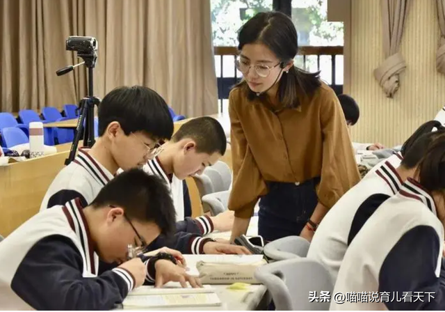 “师生门淫乱事件”引发热议，关于老师和学生的关系再度成为焦点