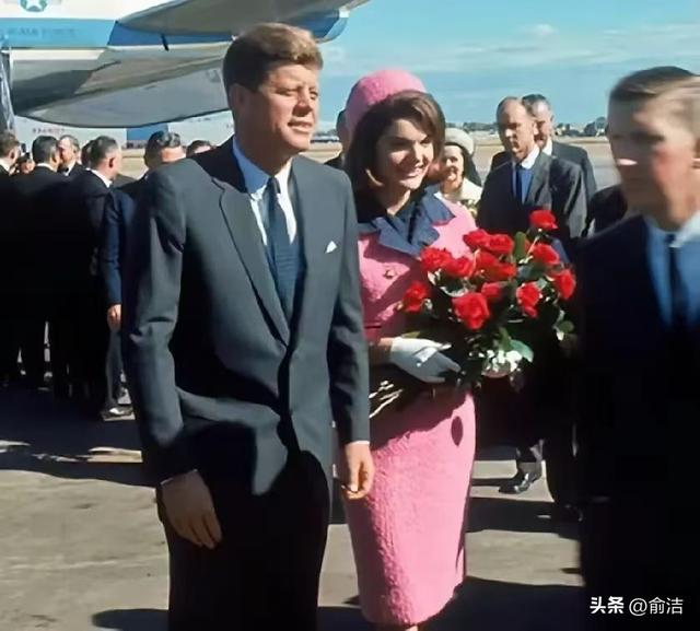 他为何将签署总统令的笔交给小肯尼迪？