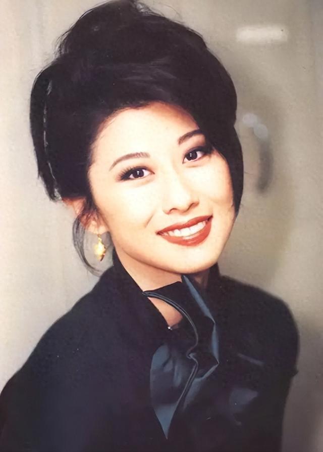 叶倩文:嫁给大14岁的林子祥,结婚28年无儿无女,61岁已经白头