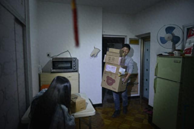疯狂女人夜闯邻居家,揭开不伦恋的丑闻!