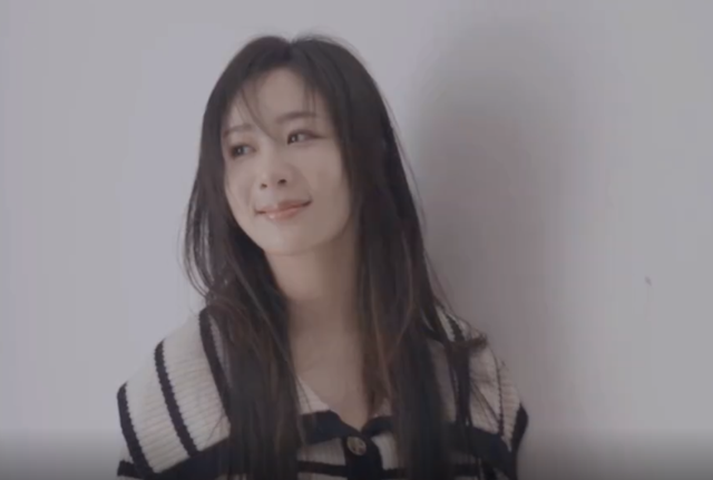 杨紫30岁生日晒出14张照片庆生，脸长山根粗壮，网友热议撞脸那英