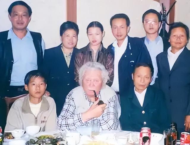 成龙原名陈港生,为何儿子姓房?这其中又有怎样的故事?