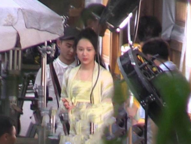 杨紫30岁生日晒出14张照片庆生，脸长山根粗壮，网友热议撞脸那英