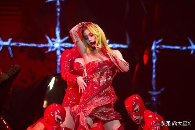 露三点,漆皮衣,42岁的蔡依林错把低俗当成了艺术!
