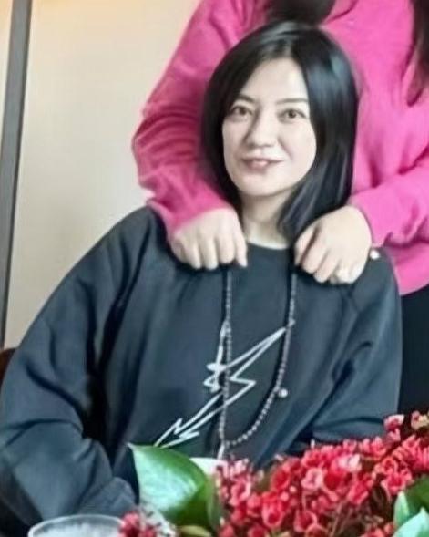 赵薇提交文件揭露前夫谎言，公开离婚日期，黄有龙涉嫌信披违规