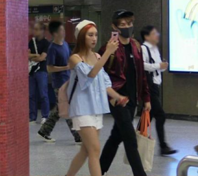 许靖韵恋情又添锤！与神秘男十指紧扣大方逛街，对方被扒是富二代